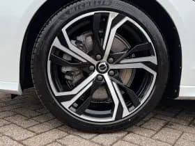 Volvo V60 T6 Plug-in hybrid AWD Plus Dark / I Love Sweden uitvoering / Exterieur Styling kit / 19" Velgen / Sport stoelen / thumbnail 8