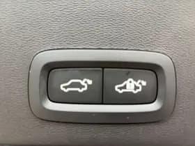 Volvo XC40 2.0 B4 Plus Dark / Panoramadak / Lederen bekleding / Trekhaak / Parkeerverwarming / thumbnail 22