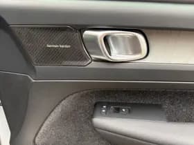 Volvo XC40 2.0 B4 Plus Dark / Panoramadak / Lederen bekleding / Trekhaak / Parkeerverwarming / thumbnail 24