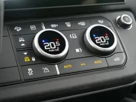 Land Rover Defender 110 2.0 P300e 110 X-Dynamic NIEUW | panorama | luchtvering | trekhaak.. thumbnail 10