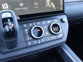 Land Rover Defender 110 Trophy Edition in Deep Sandglow Yellow – 2.0 P300e 110 X-Dynamic SE thumbnail 69