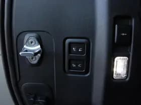 Land Rover Defender 2.0 P300e 110 X-Dynamic HSE thumbnail 9