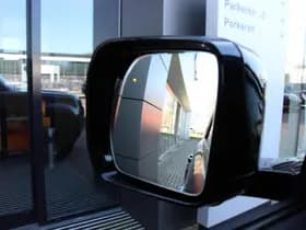 Land Rover Defender P300e 110 X-Dynamic SE PHEV thumbnail 11