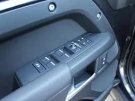 Land Rover Defender P300e 110 X-Dynamic SE PHEV thumbnail 12