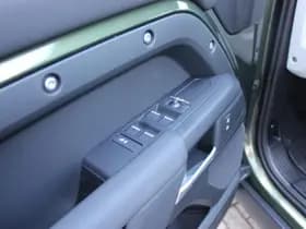 Land Rover Defender thumbnail 11