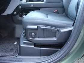 Land Rover Defender thumbnail 12