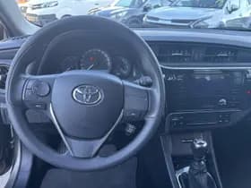 Toyota Auris thumbnail 5