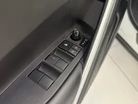 Toyota Corolla-cross thumbnail 3