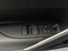 Toyota Corolla-cross thumbnail 4