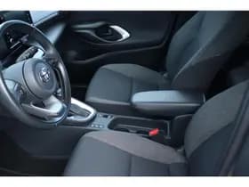 Toyota Yaris-cross thumbnail 2