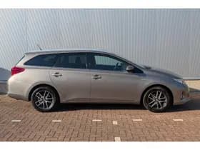 Toyota Auris thumbnail 3