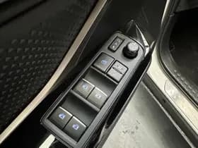 Toyota C-hr thumbnail 3