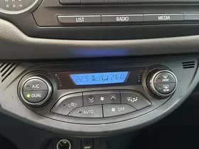 Toyota Yaris thumbnail 12
