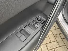 Toyota Corolla-cross thumbnail 7