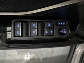 Toyota C-HR thumbnail 4