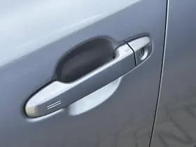 Toyota C-HR thumbnail 3