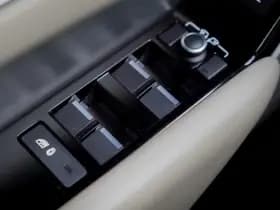 Land Rover Range Rover Velar 2.0 I4 Turbo AWD R-Dynamic HSE thumbnail 15