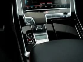 Audi Q8 4.0 TFSI RS Q8 quattro thumbnail 16