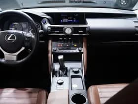 Lexus IS thumbnail 38