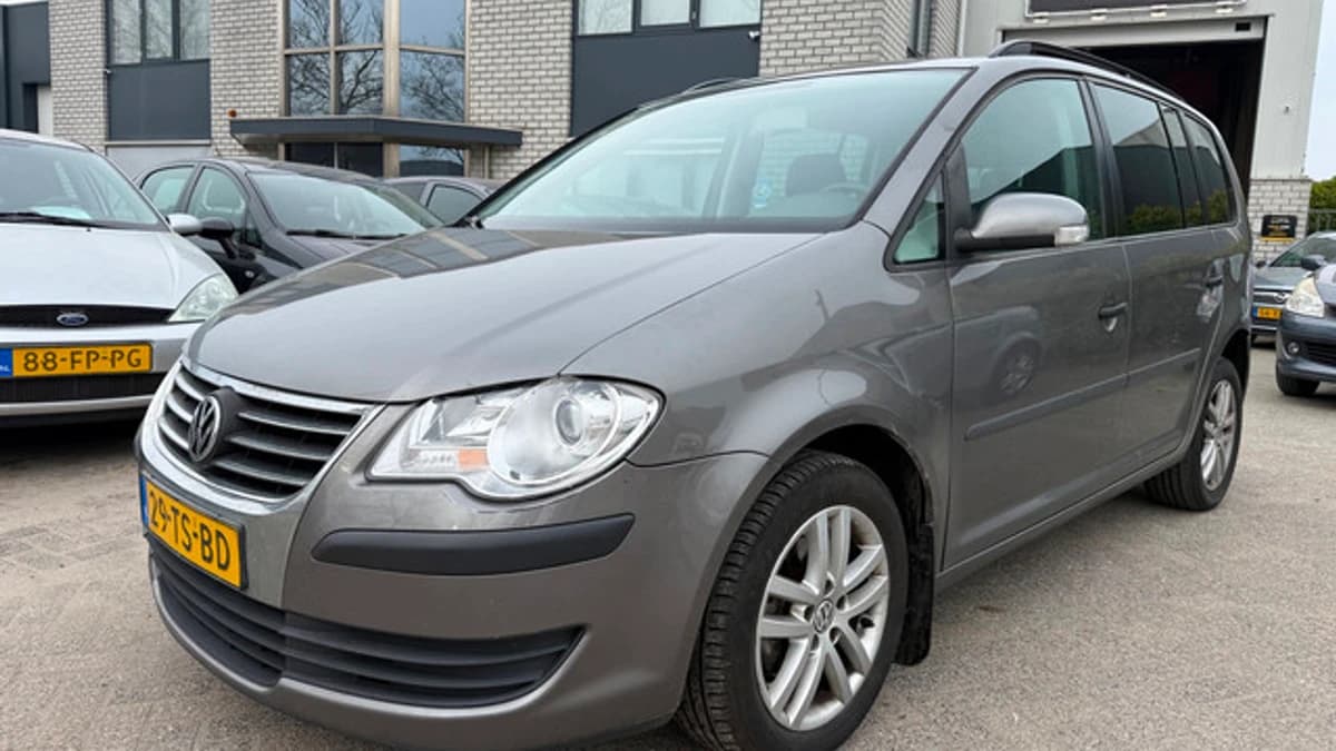 Volkswagen Touran — foto 1