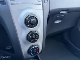 Toyota Yaris thumbnail 17