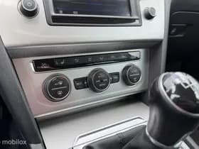 Volkswagen Passat thumbnail 22