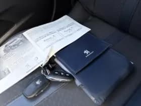 Peugeot 2008 1.2 PureTech Allure | Schuif-kanteldak | Apple-Android | Trekhaak thumbnail 8