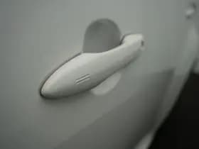 Toyota Yaris thumbnail 12
