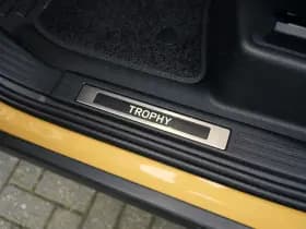 Land Rover Defender thumbnail 18