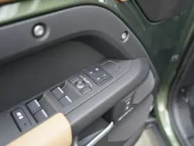 Land Rover Defender thumbnail 15