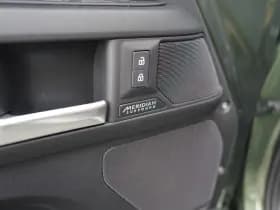 Land Rover Defender thumbnail 16