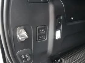 Land Rover Defender thumbnail 33