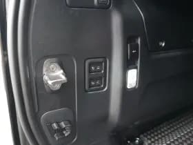 Land Rover Defender thumbnail 32