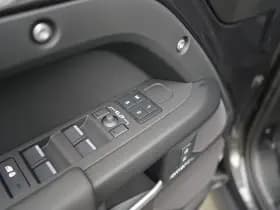 Land Rover Defender thumbnail 16