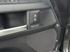 Land Rover Defender thumbnail 17