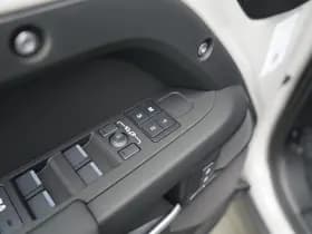 Land Rover Defender thumbnail 15