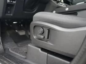 Land Rover Defender thumbnail 16