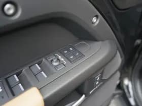 Land Rover Defender thumbnail 16