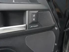 Land Rover Defender thumbnail 17