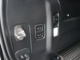 Land Rover Defender thumbnail 30