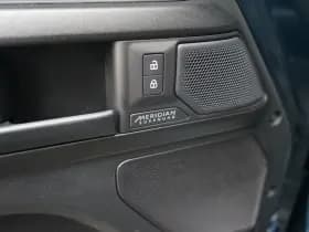 Land Rover Defender thumbnail 16