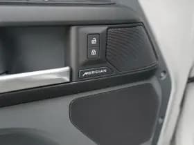 Land Rover Defender thumbnail 17