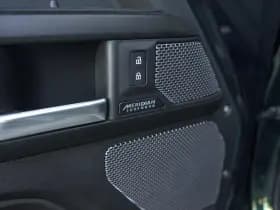 Land Rover Defender thumbnail 12