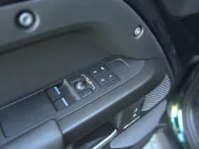 Land Rover Defender thumbnail 13