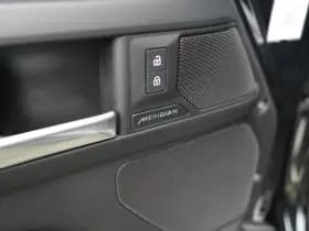 Land Rover Defender thumbnail 17