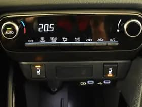 Toyota Yaris thumbnail 13