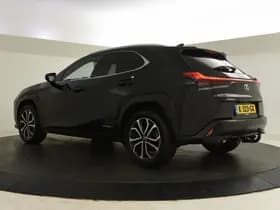Lexus UX thumbnail 3