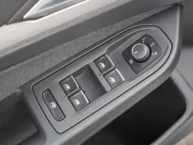 Volkswagen Golf thumbnail 42