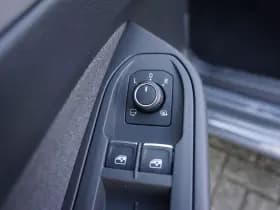 Volkswagen Golf thumbnail 40