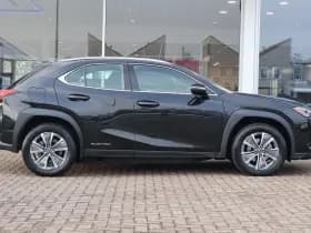 Lexus UX thumbnail 3